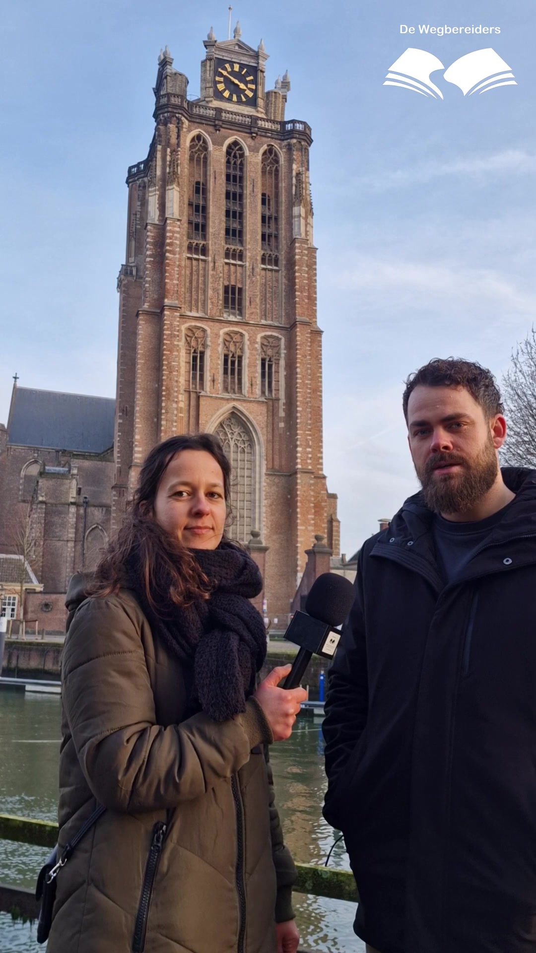 Arthur en een vrouw kijken naar de camera tijdens een gesprek in Dordrecht